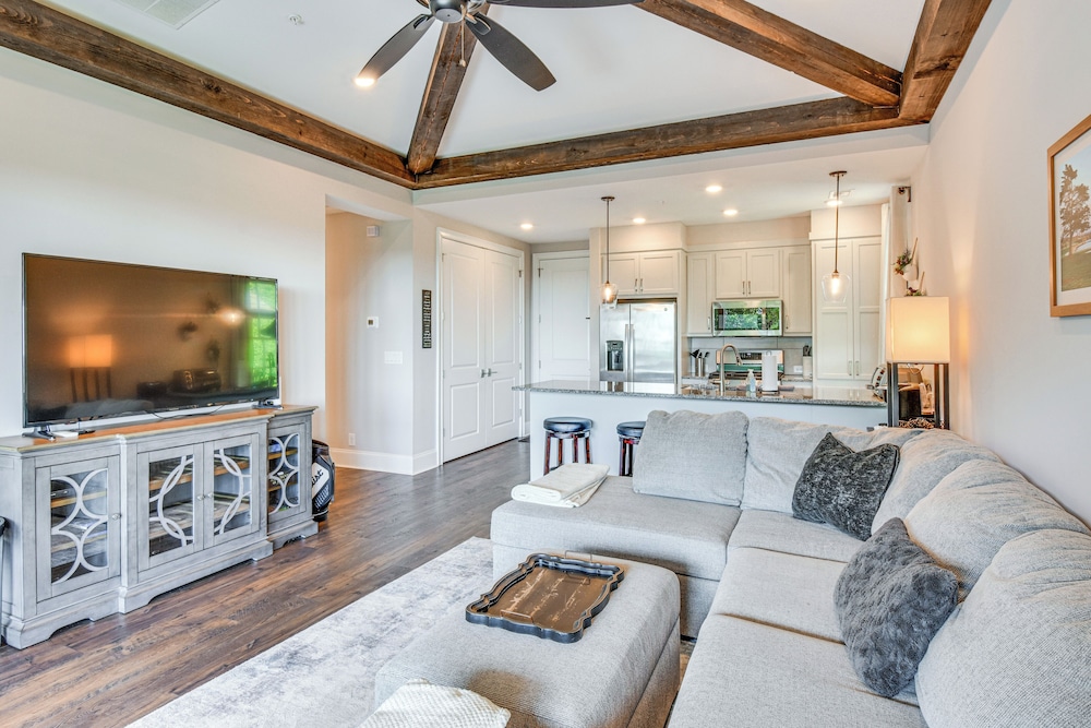 Community Perks: Mountain-view Condo in Toccoa!