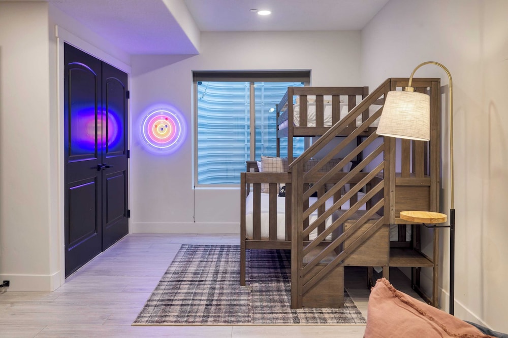 Abigail Drive Year-round Retreat w/ Hot Tub Near Trails + Historic Main St