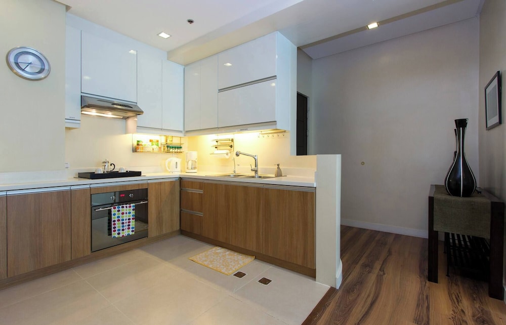 Elegant 2BR Apartment in Upscale Fort BGC Fast Wifi