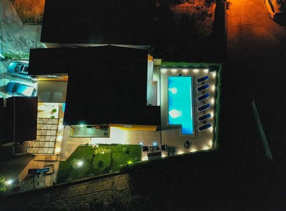 Kastel Luksic Scenic Villa With Pool