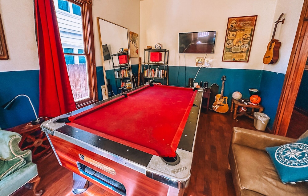 International Travelers House Hostel \- Downtown San Diego Little Italy.