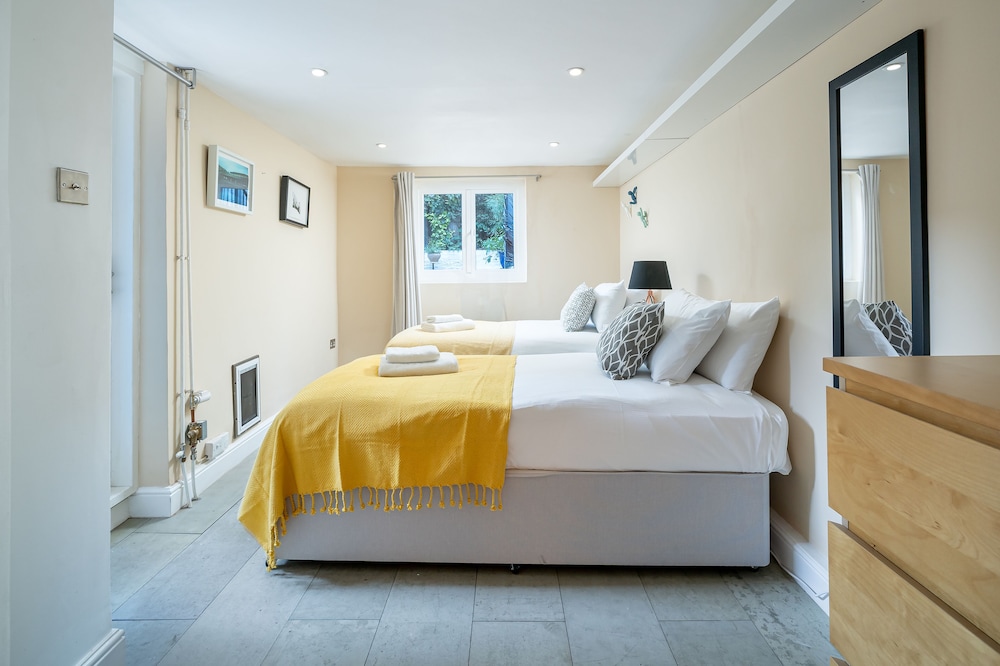 JOIVY Elegant 4 Br House W/Deskspace, Moments From Angel