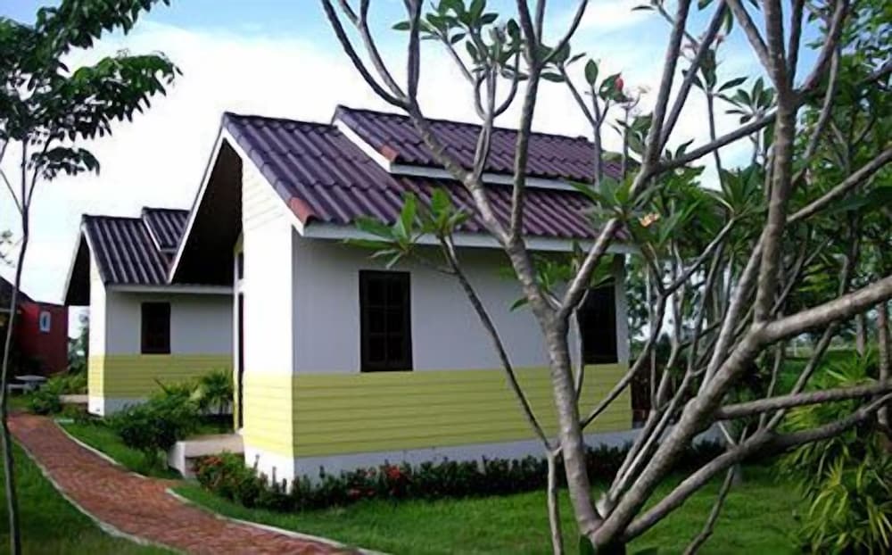 Baan Rim Klong Resort