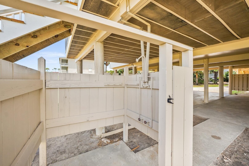 Coastal Charm With Canal Views - 419 Tarpon Blvd, Fripp Island