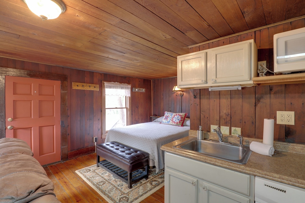Walk to Appalachian Trail: Hot Springs Getaway!