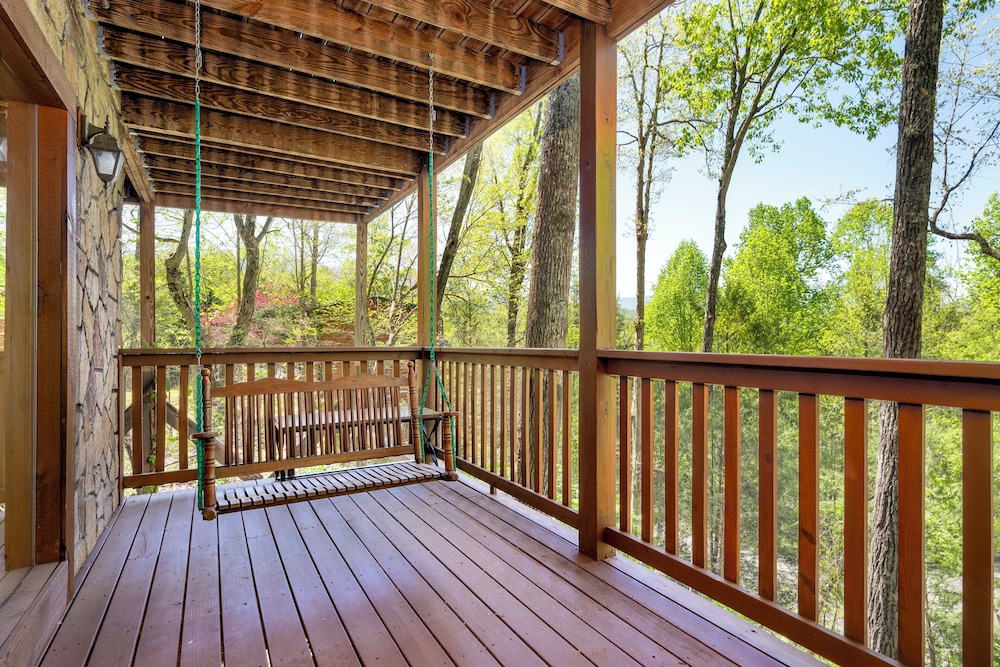 Hot Tub & Game Room: Log Cabin 2 Mi to Ripleys!