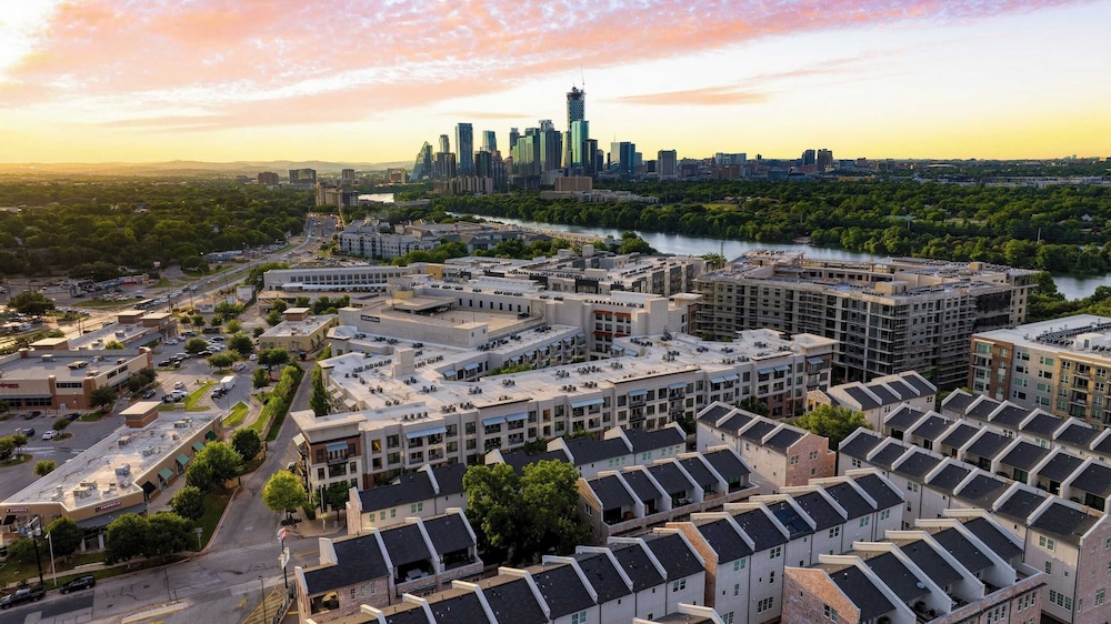 Town Lake Townhouse Hot Tub, Game Room & Skyline Views