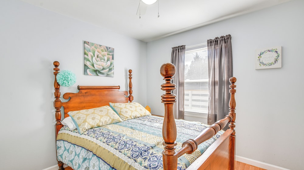 9 Mi to Downtown: Sanford Home w/ Hot Tub