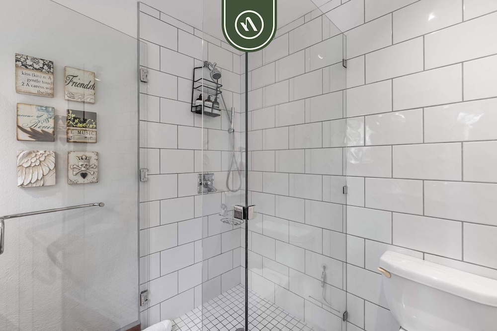 Stylish 2 BR Condo in Romantic Zone - Rooftop Pool