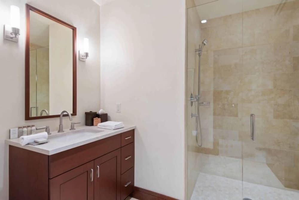 4 Bedroom + Den Luxury Residence at Solaris Residences view 3