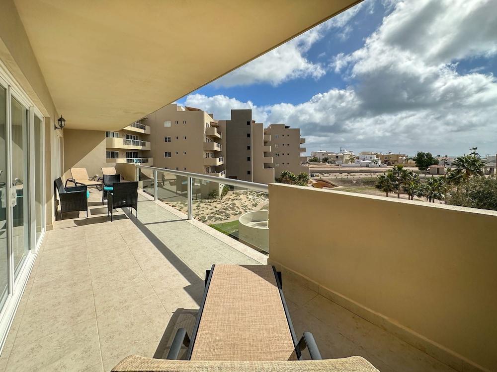 Admire Sea View From a Stunning Condo