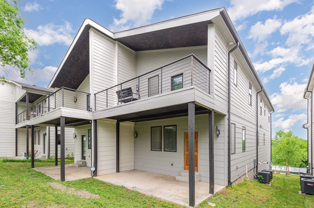 Citrine-private Patio & Balcony-near Germantown