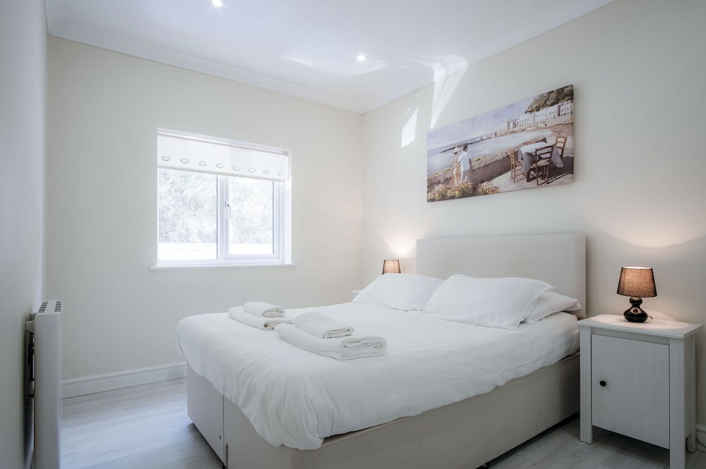 Dunes End - 2 Bedroom Apartment - Pendine view 2