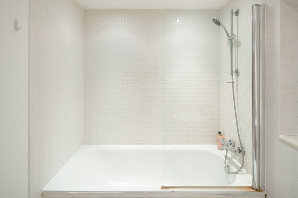 Immaculate 1-bed 1-bath Apartment in London Area