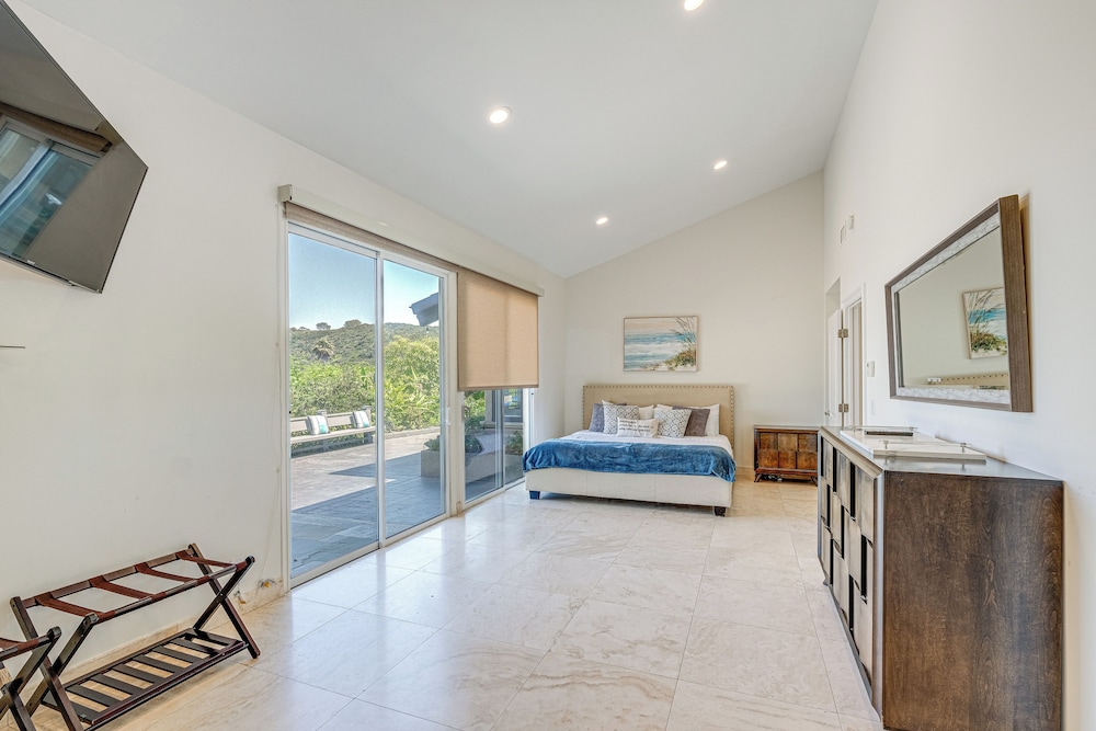 Pool & Coastline Views: Luxe La Jolla Home