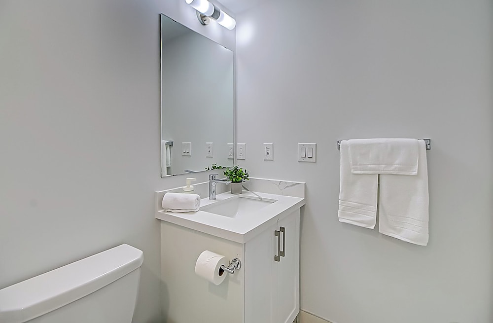 Modern 3BR Retreat Near Yorkdale Mall