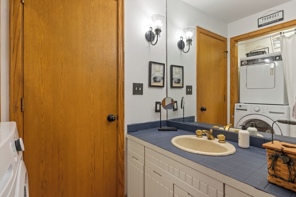 Stunning Lake Views, Pools, Wildlife, Pet-friendly
