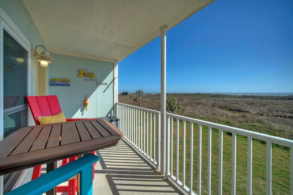Sleeps 26 3 Island Retreat Condos w/ Beach Access, 2 Pools, Pickleball, Views