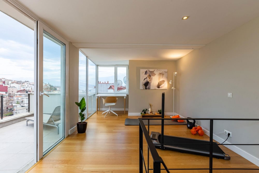 Mesmerizing Flat With Bosphorus View