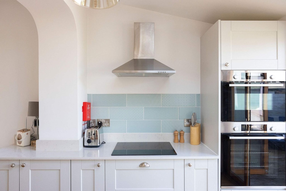Charming Seaside Cottage - 5-min Walk to Beach