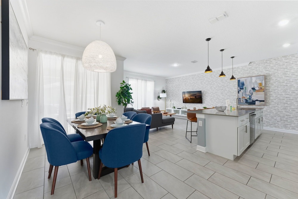 Chic 4BR Disney Retreat With Pool Mickey Rooms