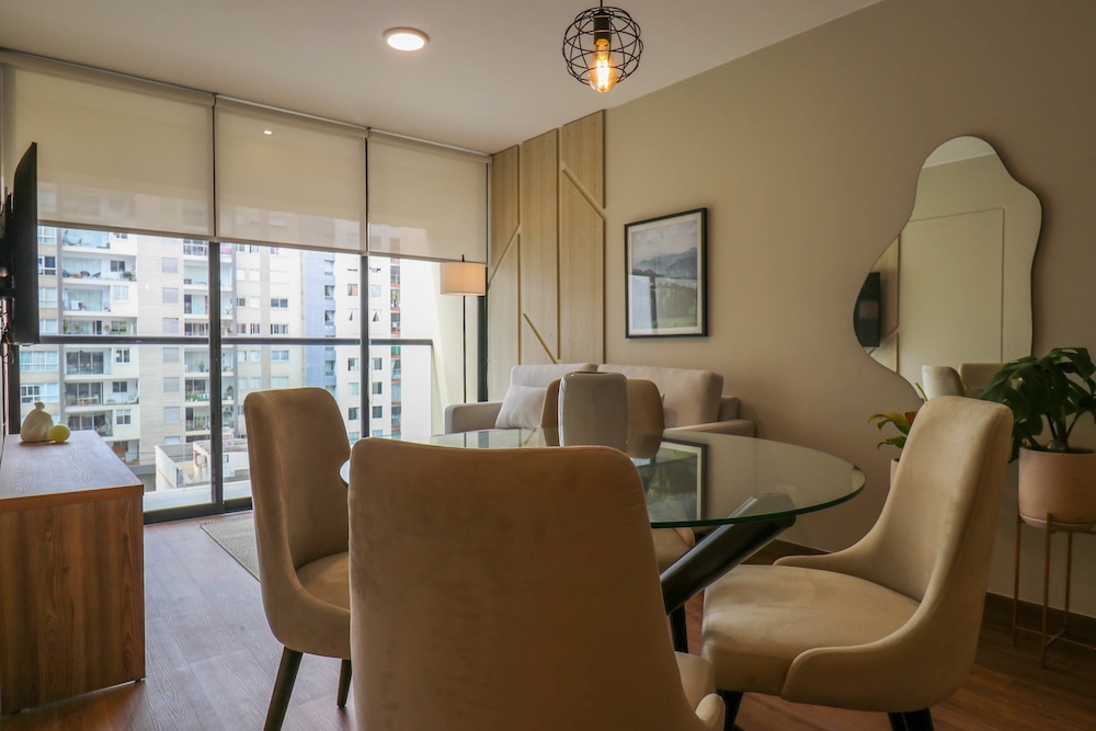 w Radiant 2BR w Great Balcony Near Kennedy Park
