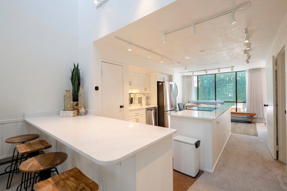 Park Avenue 299-1790 2 Bedroom Condo