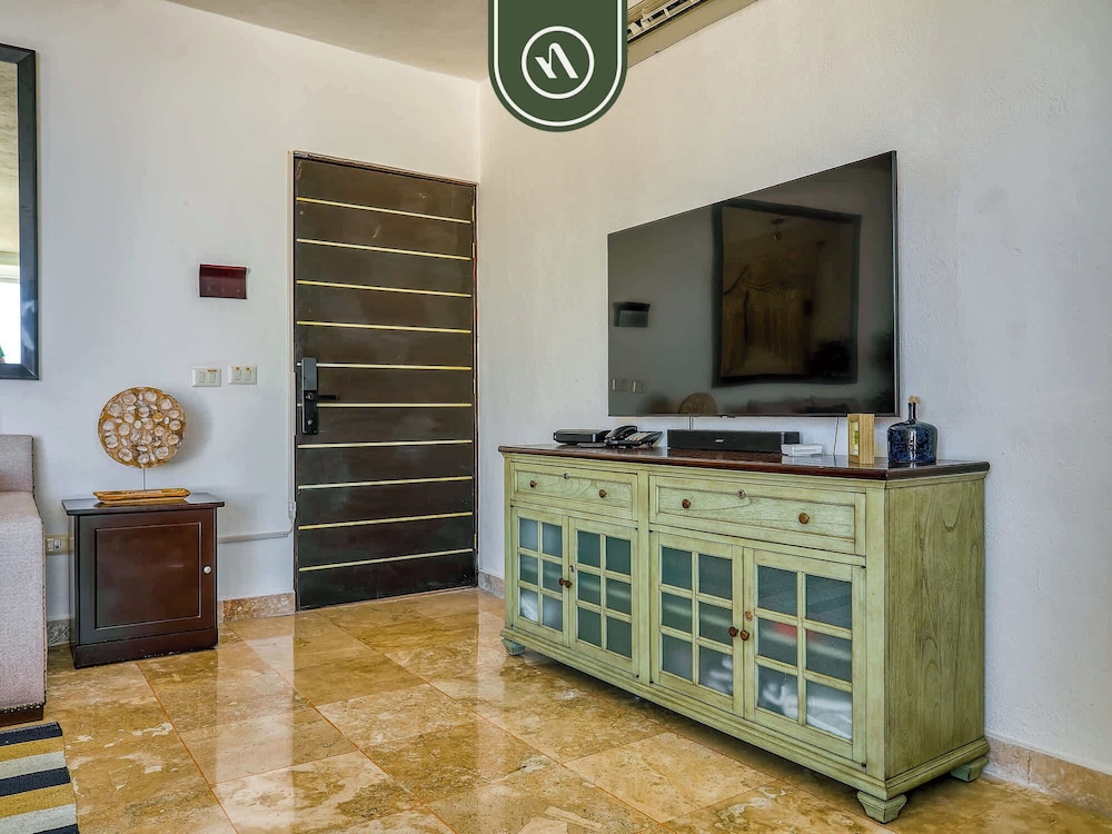 Corner 2 BR Condo - Spectacular Oceanview Sunsets