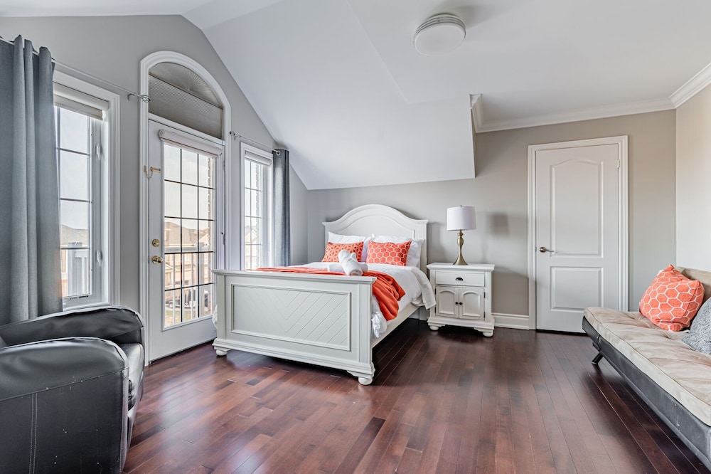 Luxury Villa - Mississauga Square One view 2
