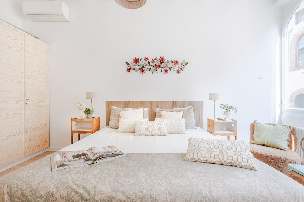 Casa Joyce in Lucca With 1 Bedrooms and 1 Bathrooms