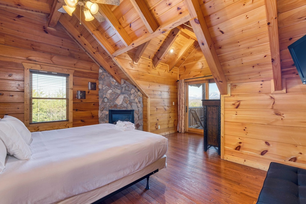 Luxury Cabin w/ Elevator, Theater & Hot Tub Near Dollywood Smoky Vista Lodge