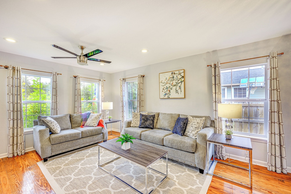 3 Mi to Dtwn: Cozy San Antonio Home w/ Casita!