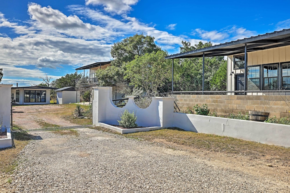 Hotel Chic Fredericksburg Retreat - Near Wineries! - Image 1