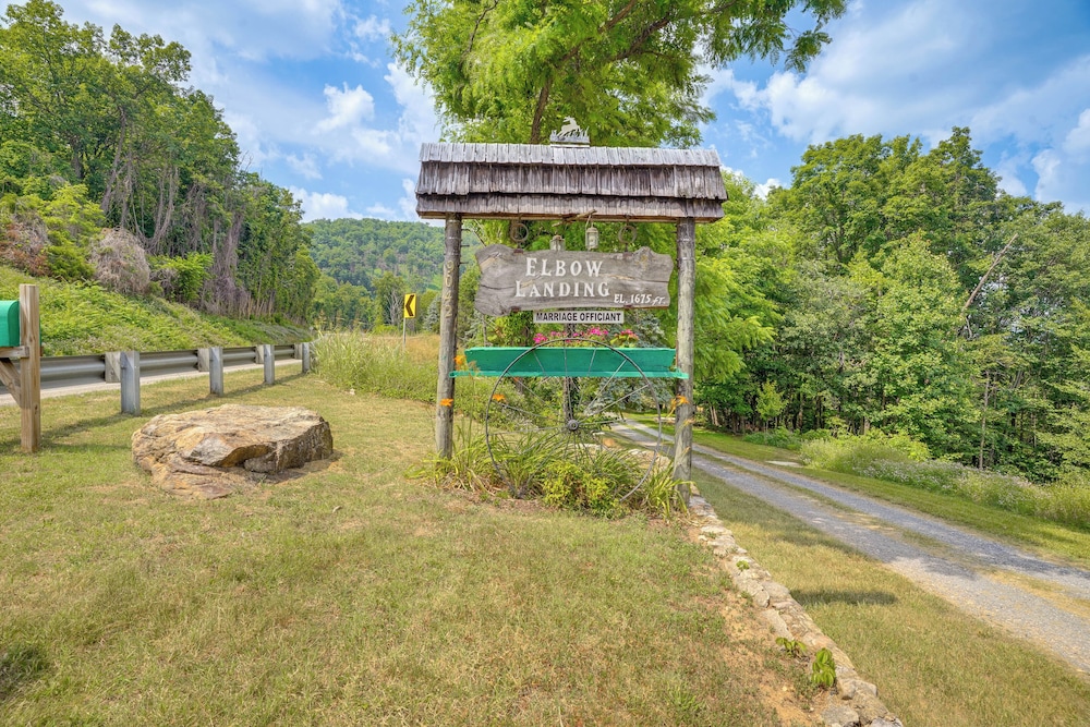 Cozy Luray Cabin w/ Views: Near Hiking Trails!