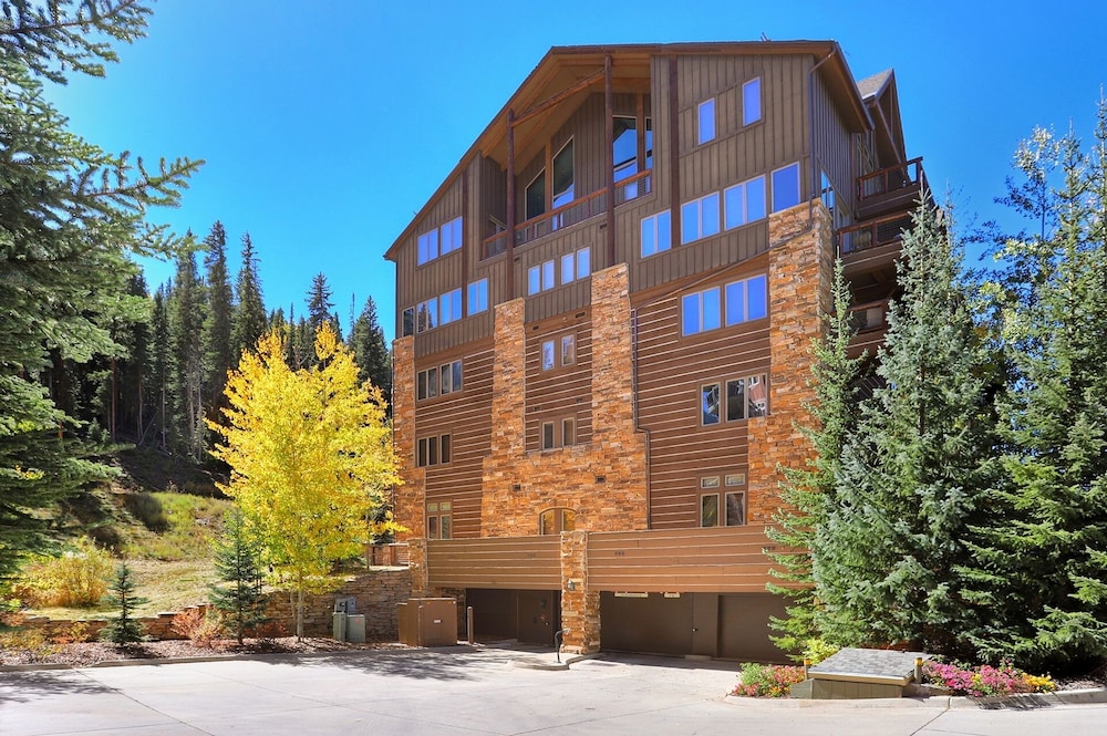 3056 The Timbers 1 Bedroom Condo by RedAwning
