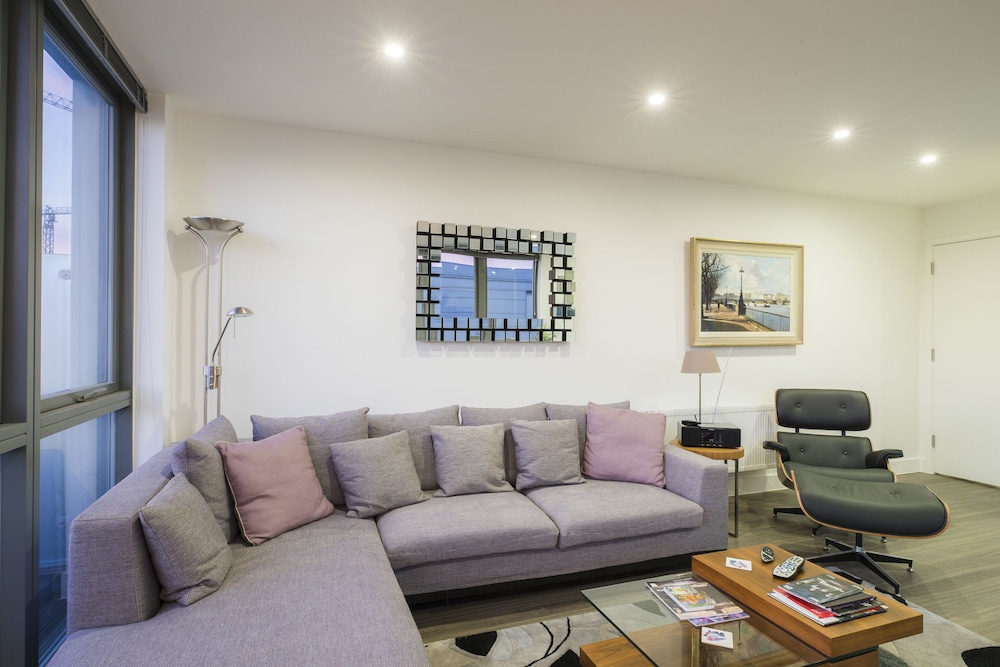 JOIVY Trendy Islington Flat for 2 with Patio