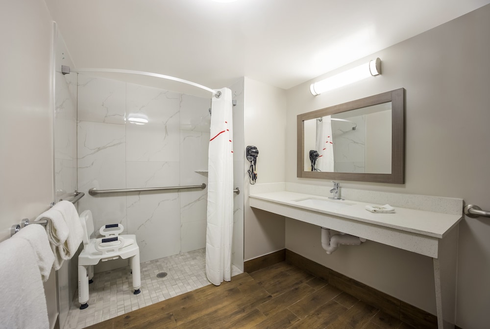 Thomasville Vacations - Red Roof Inn  Suites Thomasville - Property Image 4