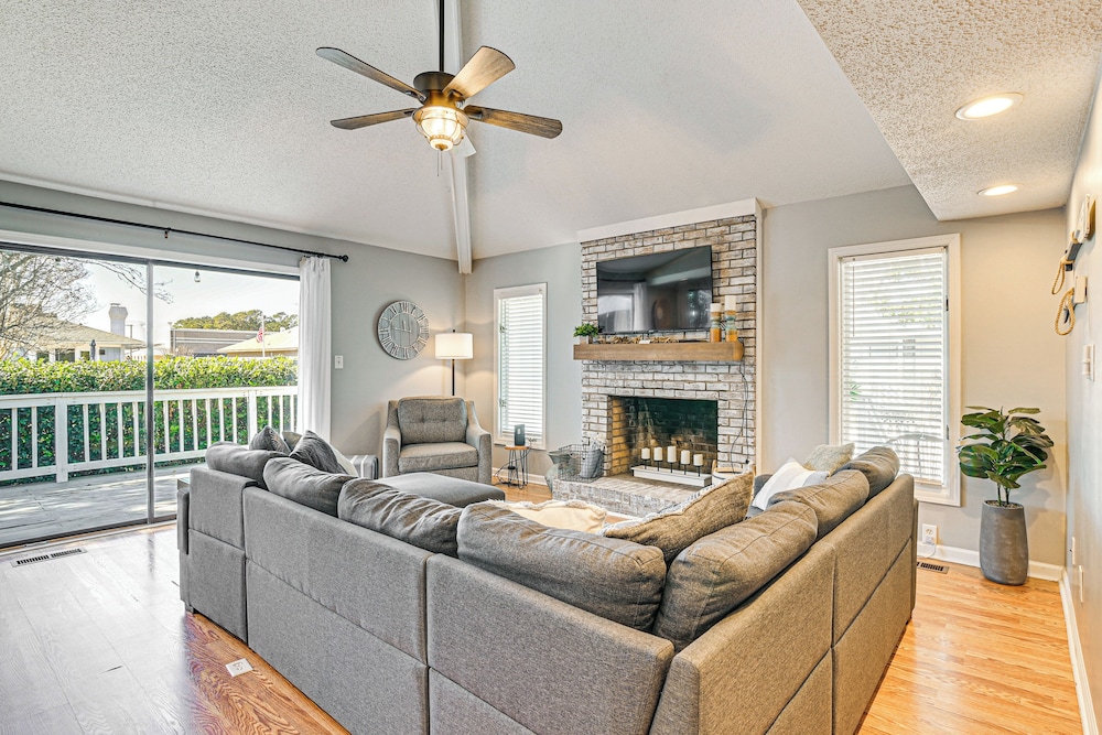 1 Mi to Broadway at the Beach: Home w/ Large Yard!