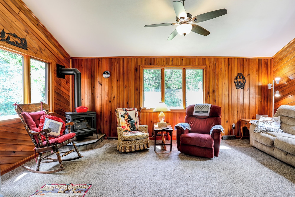 Wooded Retreat on 5 Acres: 6 Mi to Edinboro Lake!