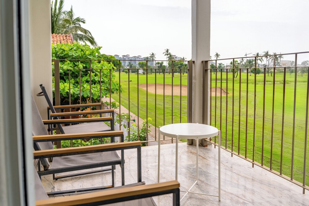 Family Condo with 3 BDR Pool & Hot tub