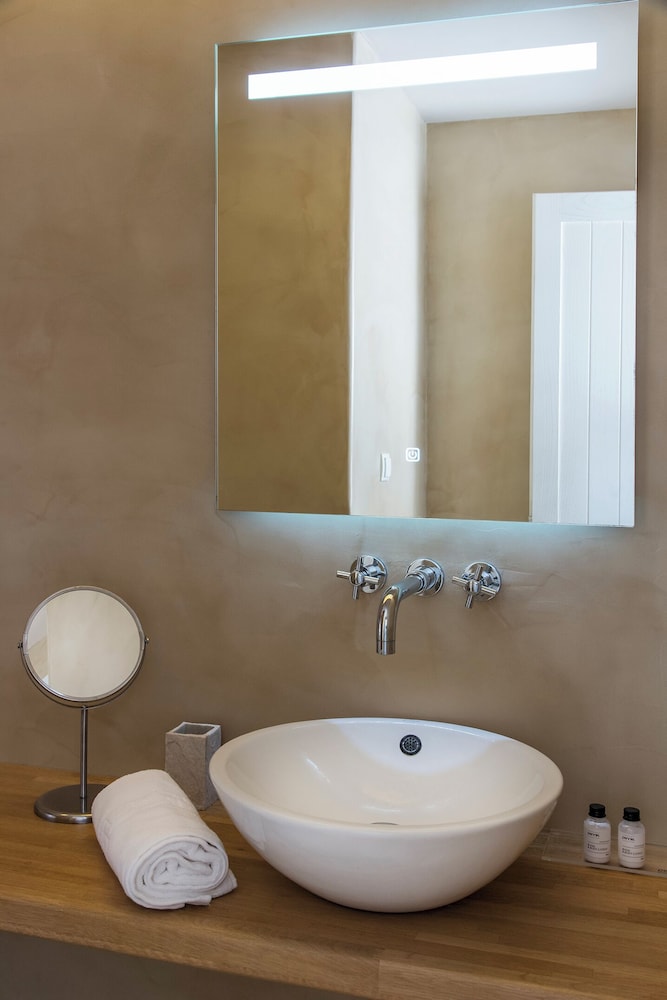 Amelia Villa Collection