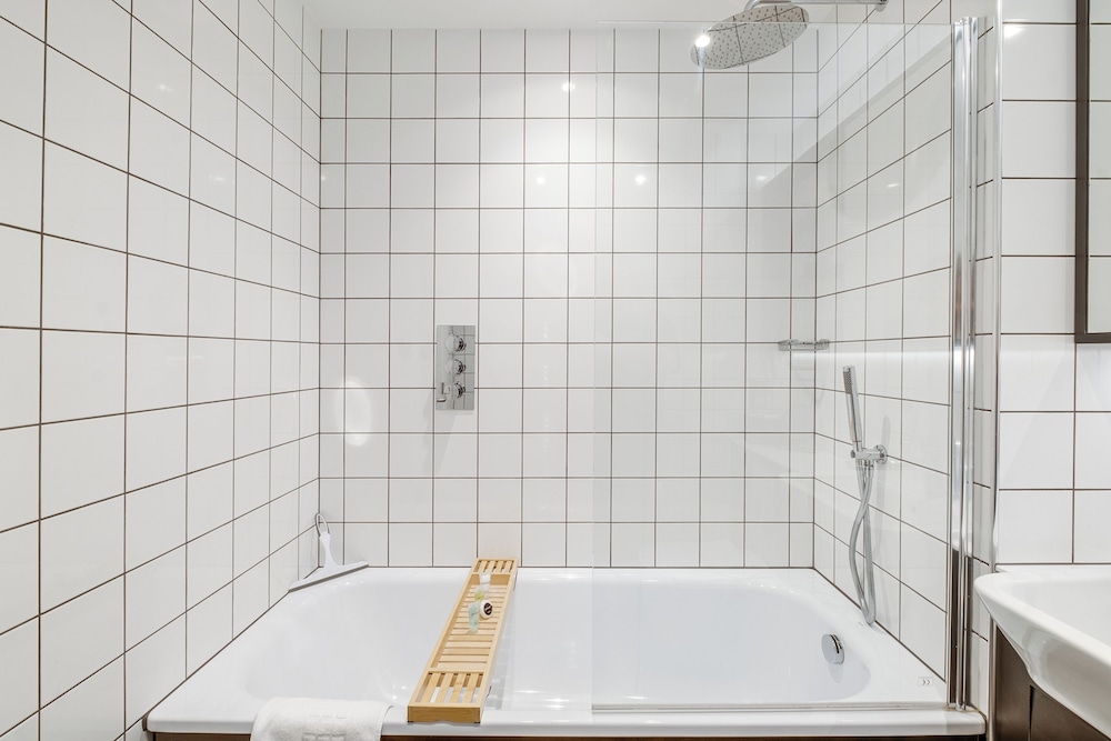 1 Bed Flat - Sleeps 3 - Parking