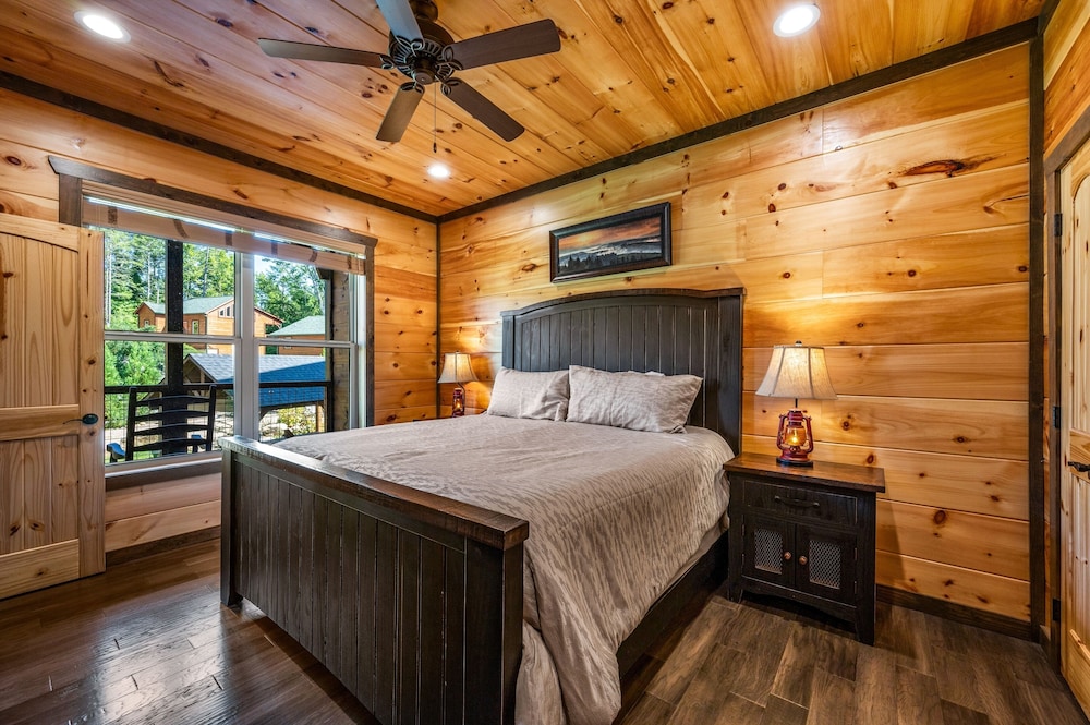 Mountain Skyy 3 Bedroom Cabin by RedAwning view 4