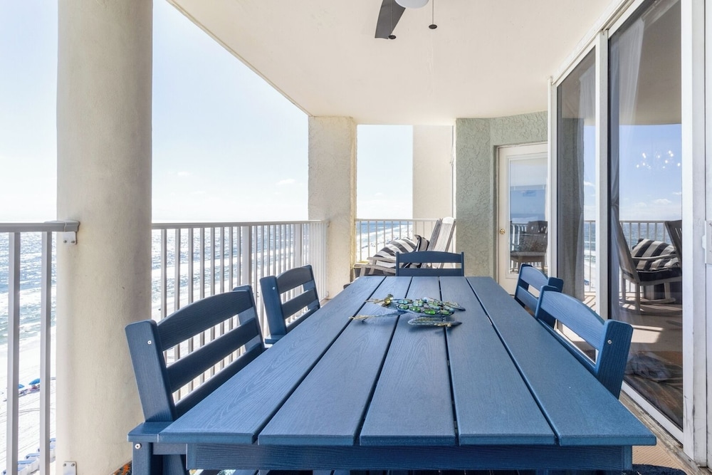 3BR Gulf-front Luxury w/ Pool Bar & Spa Baths