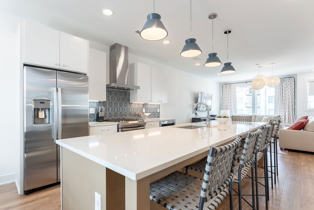 Luxe 4BR Retreat With Hot Tub Skyline Deck