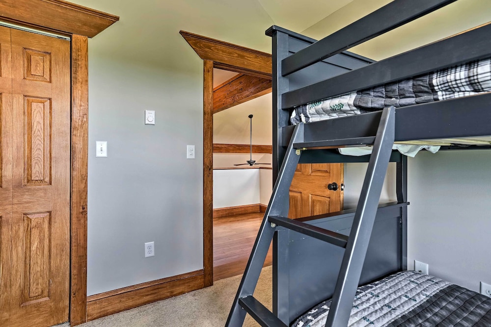 Retreat W/game Room & Deck, 1 Mi to Camelback
