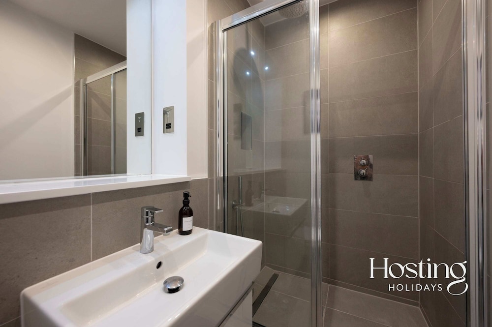 Super Vibrant 2 Bedroom With Parking view 3