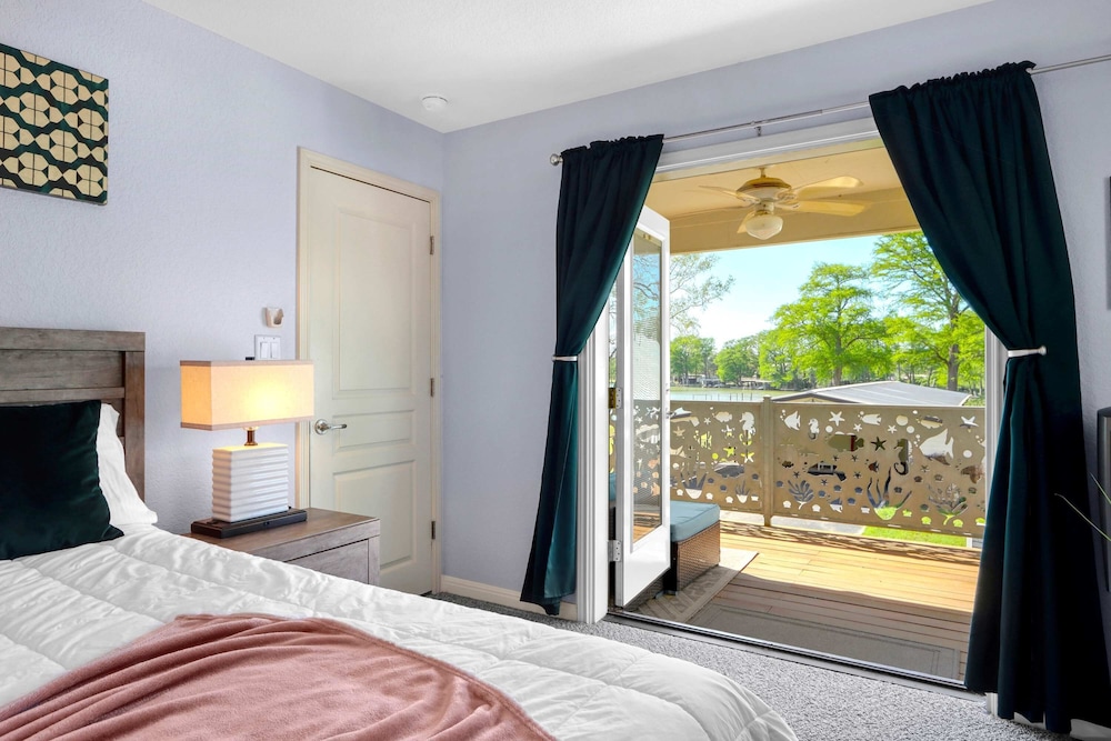 Amazing Lakefront Escape - A Stunner For Sleeps 14