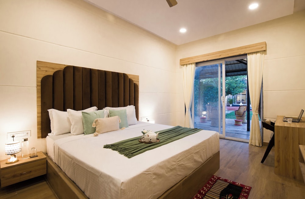 Alaya Stays 5BHK Roohmon's Farm Pvt Pool