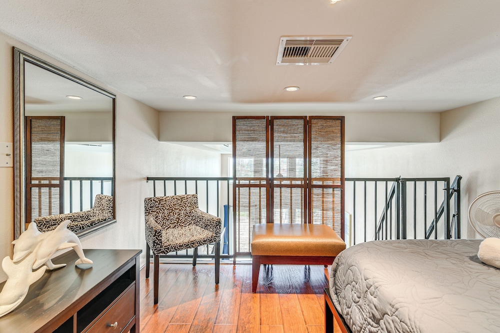 Walk to Beach: Pool-view Condo in Galveston!